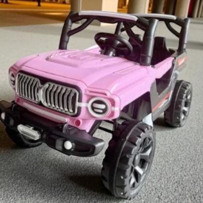 صورة سيارة أطفال كهربائية بتصميم جيب رياضي